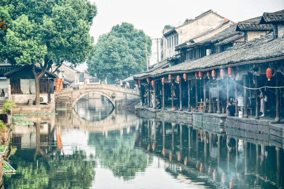 I can't offer a chance to who/whom doesn't show great interest in his work.这个句子选who还是whom？游戏画面